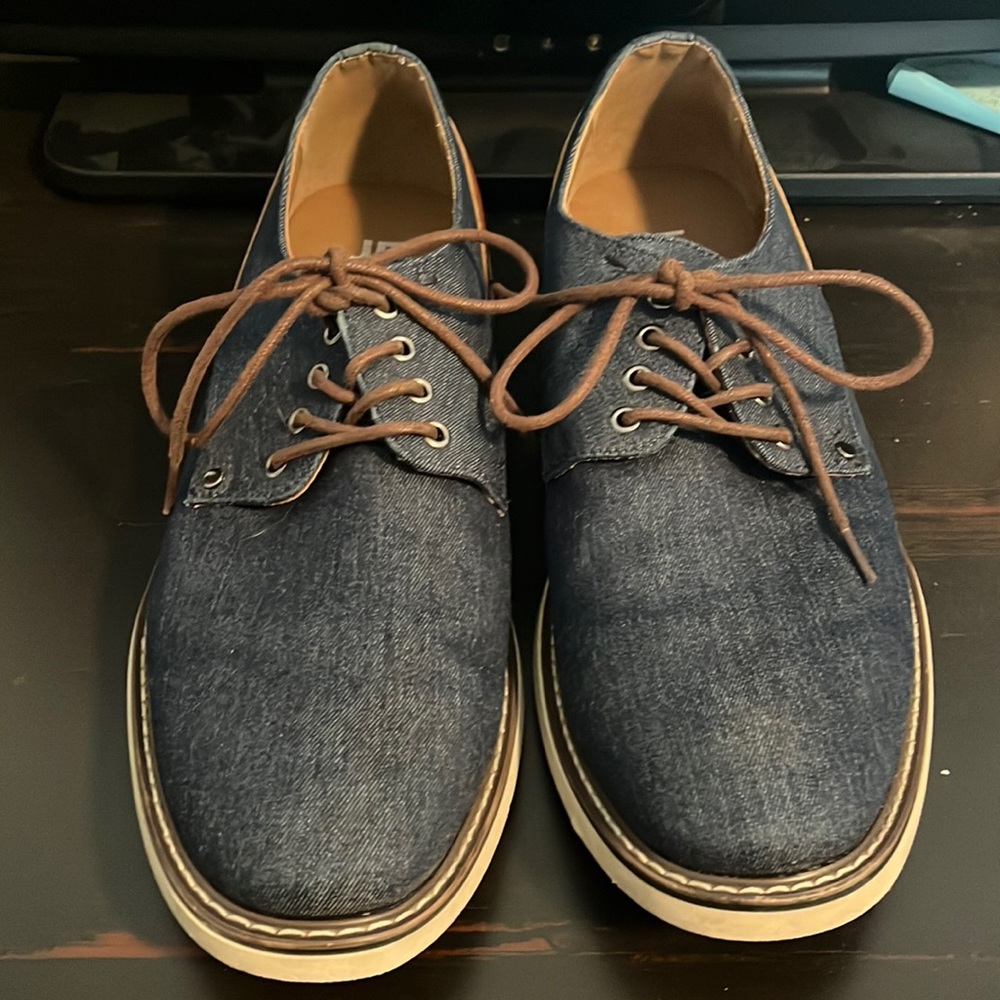 Mens size 11 J.Ferrar blue denim with brown leather trim
